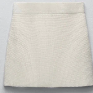 zara kjol!  - mitt förra konto blev borttaget så läger ut den igen! säljer denna super fina kjolen från zara! nyskick! kan skicka egna bilder om de önskas!🤍