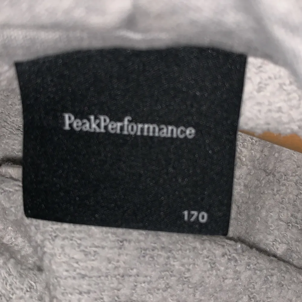 Säljer peak performance hoddie då den är för stor och inte används i mycket bra skick . Hoodies.
