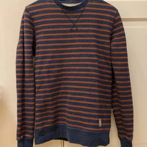 Randig tröja NN07 - Jätte fint skick. Nästan aldrig använd. Är i stl S men är rätt tajt i ärmmudden. Passar bäst för XS till S🫶🏻 kontakt vid intresse💓🍂🎧