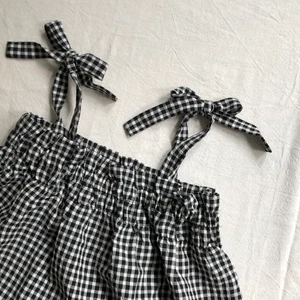 Rutigt linne - Jättesött rutigt linne jag köpte på Alliexpress för 200 kr (kopia på ett linne från Hm) 💗 Knappt använd så är i mycket bra skick!