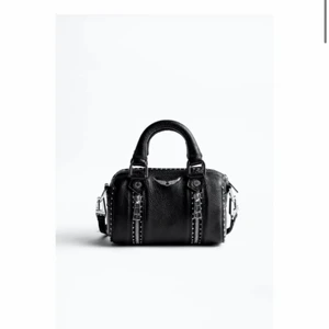 Zadig sunny bag - Säljer min Zadig&Voltaire sunny bag. Funderar på att sälja vid bra bud, köptes förra året i maj för 3000kr! Start pris 2000kr. Skriv för fler bilder💕 stenarna vid dragkedja är lite missfärgade men inget som syn❤️