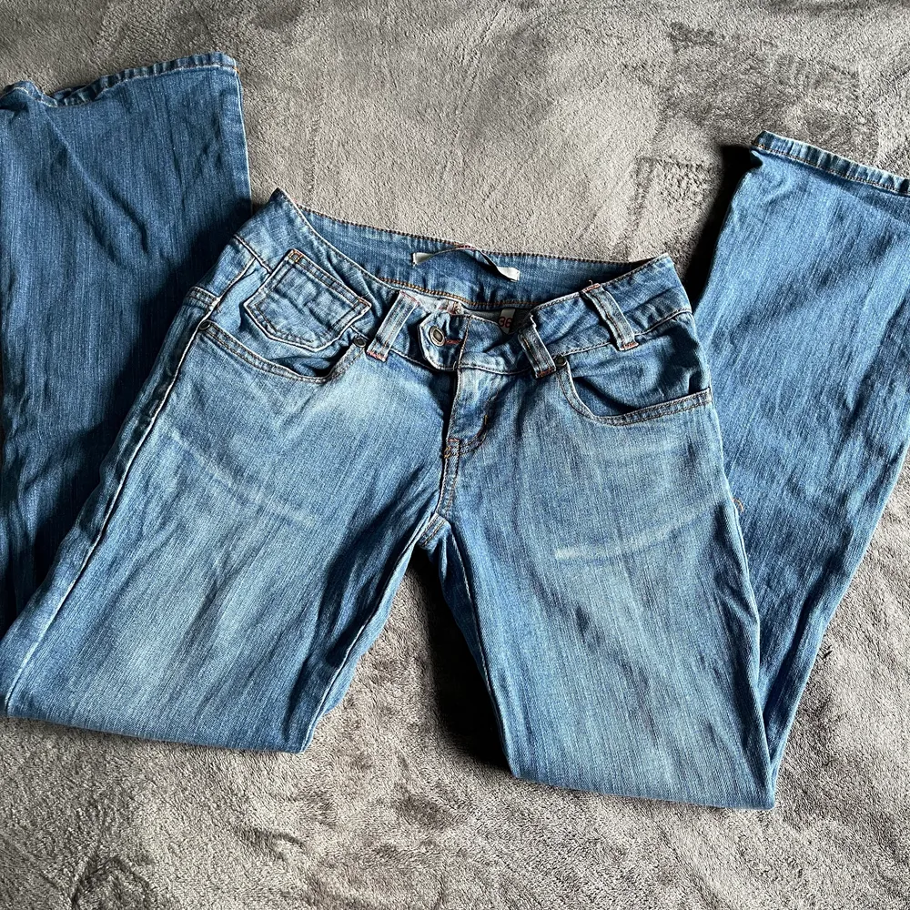 Säljer dessa superfina early 2000s lågmidjade jeans från märket Only Jeans, väldigt fint begagnat skick! Köparen står för frakten. 🫶. Jeans & Byxor.