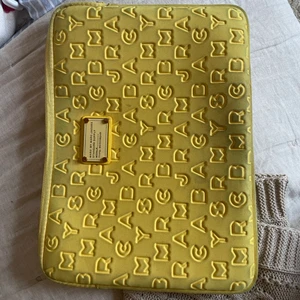 Marc by Marc Jacobs datorfodral  - Jättefint datorfodral från Marc by Marc Jacobs! Passar MacBook Pro och Air. 35X24 cm stort. Tryck ej på köp direkt, skriv till mig!