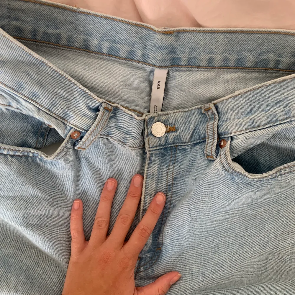 Nya jeans från weekday i modellen Rail Mid Loose. Strl 28/30 . Jeans & Byxor.