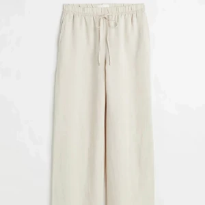 Linnebyxor HM strl M - Säljer mina ascoola baggy linnebyxor från HM! Endast använda en gång, efter en strykning så är de så gott som nya igen! beige/grå i färgen🤠