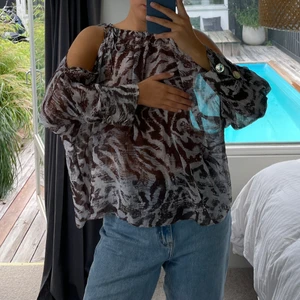 Zara blus - Säljer denna Zara blus då den tycärr inte kommit till användning. Helt oanvänd, prislapp fof på!  Priset är exkluderat frakt❗️ Hör av er om ni har några frågor❤️‍🔥
