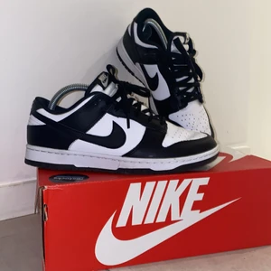 Nike Dunk Low White/Black Panda - Hjälper syrran sälja Nike dunks i storlek 40,5 är använda ca 5 gånger och är som nya. Säljs pga köpte för liten storlek. Köpta för ca 2500. Säljs för 2000. Vid efterfrågan kan fler bilder visas. Köparen står för ev frakt kostnader, kan även mötas i sthlm