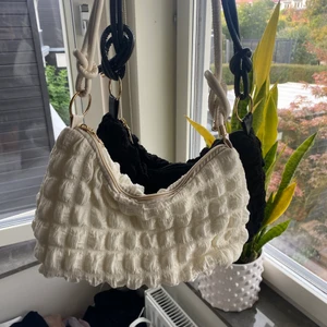 Svart och vit axelväska   - Säljer dessa så fina och rymliga väskor! Vill helst sälja de tsm men kan även sälja de enskild❤️ 150kr för båda ❤️