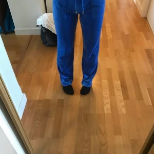 Juicy byxor  - Säljer Mina juicy byxor då jag inte gillar färgen längre det är s passar även som Xs