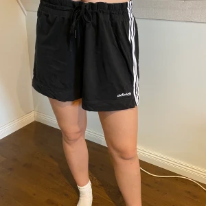 Addidas shorts - Jätte sköna mjukis eller träningsshort som säljs då jag har ett annat par i mindre storlek som passar bättre! Går att spänns åt i midjan och passar nästan mig då som är m i byxor! 