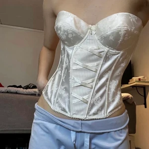 korset - Jättegullig korsett från KappAhl i 80B köpt secondhand. Säljer då den tyvärr va lite för stor för mig, men skulle nog säga att den passar XS-M beroende på ens BH-storlek.💖 (För er som undrar vet jag tyvärr inte min BH strl)