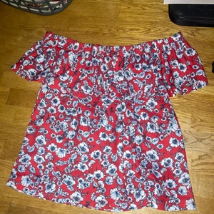 Blommig off shoulder top - Blommig off shoulder top från Gina Tricot storlek xs.