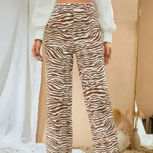 ett par zebramönstrade byxor från shein i storlek S! sjukt snygga byxor
