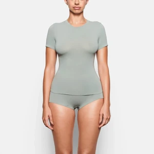 Skims t-shirt  - Skims t-shirt i färgen mineral. Aldrig använd i princip, slutsåld och nypris är 539 kr.