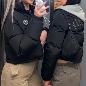 Trapstar jacka - Intressekoll på min Trapstar jacka som just nu är utsåld överallt. Köpt för ca 3000, högst bjudande vinner men säljer inte för under 2800🖤