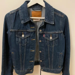 Jeansjacka Levis - En jeansjacka ifrån Levi’s, köpt för runt 1000kr men säljer för 450kr. Använd två gånger så i jättebra skick!