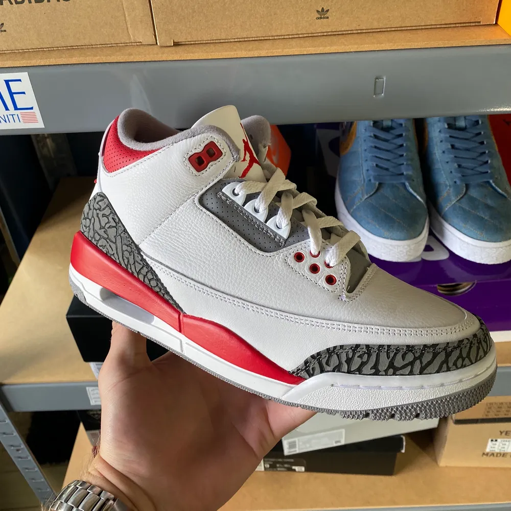 Tjena! Har dessa feta Air Jordan 3 Fire Red 2022 inne som är köpta direkt från SNKRS. De är storlek 40.5 Eu! Kontakta mig vid frågor eller om andra funderingar . Skor.