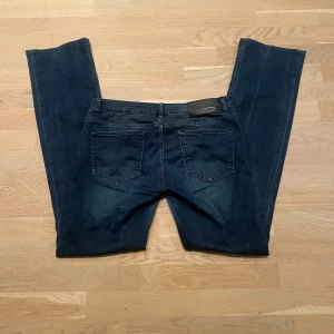 lågmidjade bootcut jeans!!! - Skit snygga mörkblåa boot cut jeans som jag själv sytt till lågmidjade men de är inget man ser! 🫶🏼🫶🏼 säljer för att jag redan har några o använder inte dem. Står ingen storlek men dem passar mig som brukar ha 36 eller 26 i jeans! Dem är också riktigt lång! 