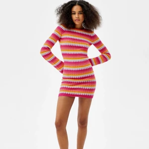 Bershka klänning - Säljer den slutsålda Bershka klänningen! Helt oanvänd prislappen hänger kvar