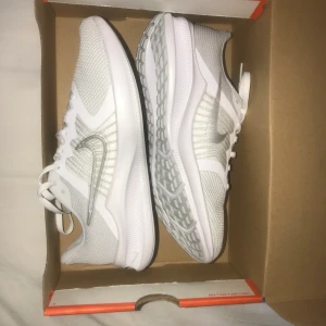 Träningsskor  - Superfina Nike downshifter 11 träningskor storlek 37,5 passar mig som vanligtvis har 37-38☺️ Köpare står för frakten, (osäker på vad den kostar! Aldrig använda! Skriv för fler frågor💞💞