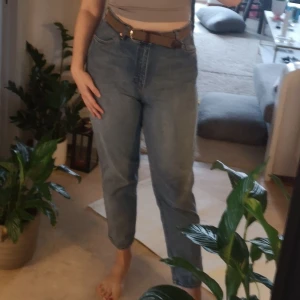 Högmidjade Jeans - Monki Taiki - Högmidjade jeans, 77cm långa ben Skulle själv klassa dessa som mom jeans. Jeans storlek 34, motsvarande byxstorlek 44 ungefär.