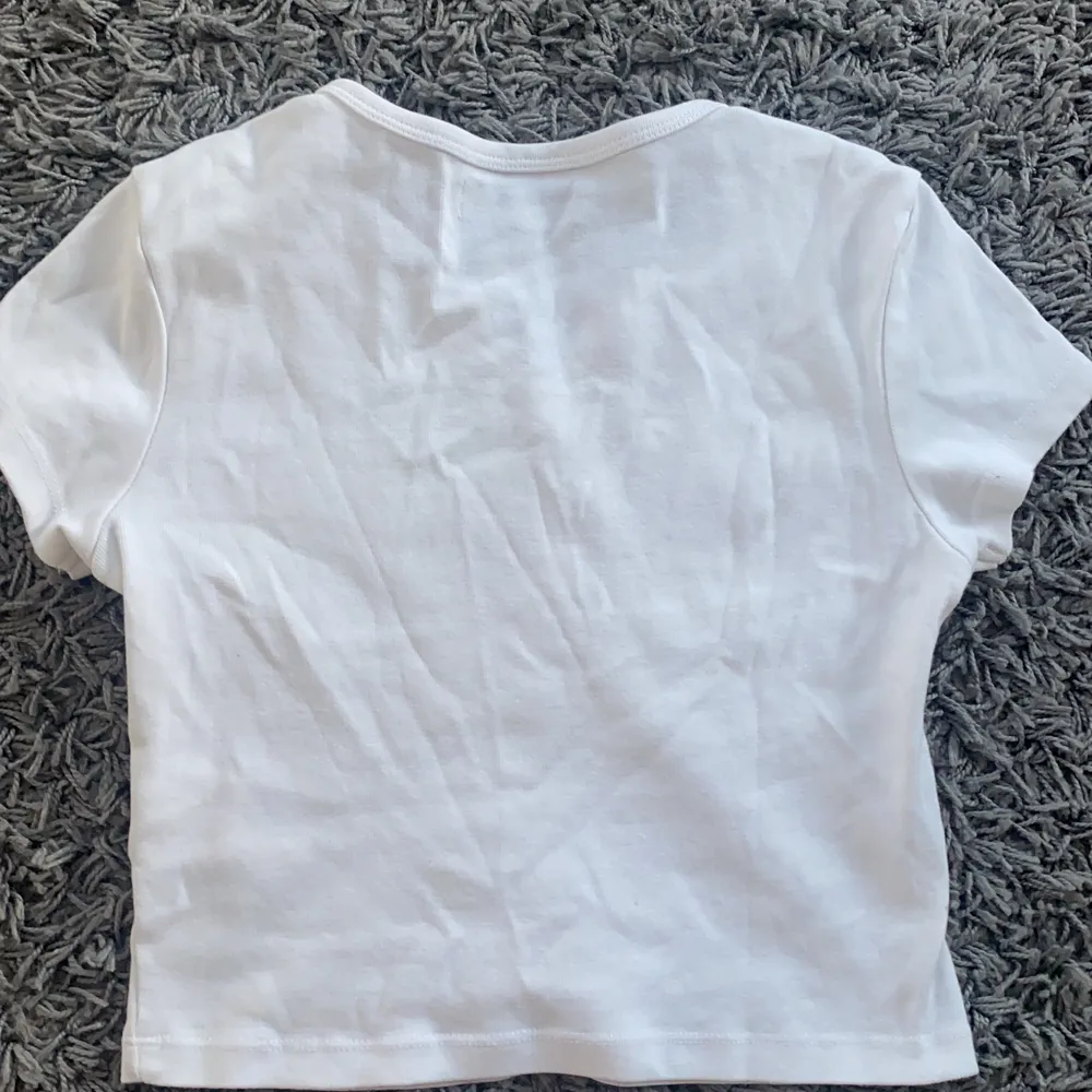 En vit T-shirt från FB sitter i storlek xs . T-shirts.