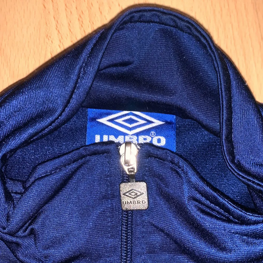 Mörklblå umbro zipper som länge har varit en favorit men som jag nu har tröttnat på  Möts i centrala Stockholm  Priset kan diskuteras. Hoodies.