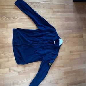 Stone Island Overshirt - Tja säljer min stone island overshirt.  Storlek Small (S) Köpt för nått år sedan men fortfarande i toppskick då den har används sparsamt. Skulle säga runt 8.5/10. Inga flaws såklart .  Färg: mörkblå/marinblå Nypris: 3500kr 