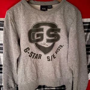 G-Star RAw Tröja  - Säljer en Ljusgrå Tröja från G-Star  Storlek | Small Tröjan är ok skick  