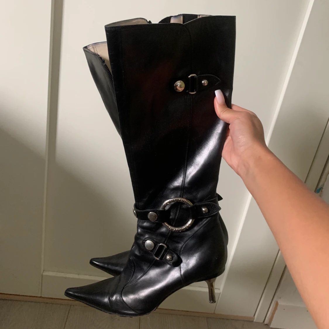 Knähöga boots med klack - 90