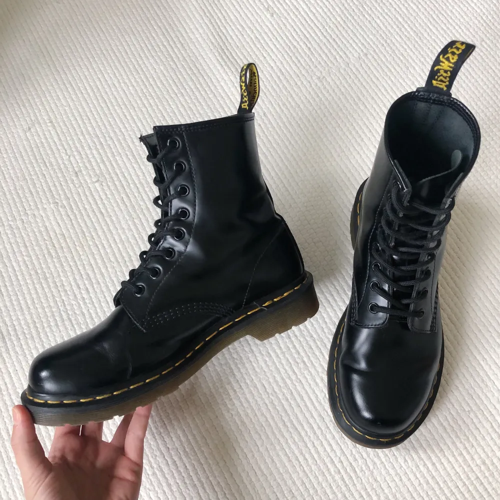 Klassiska Dr Martens modell 1460 smooth i strl 39 👞 Har använts ca 10 gånger och är i mycket gott skick, originalkartong finns kvar. Nypris 2100 kr.. Skor.