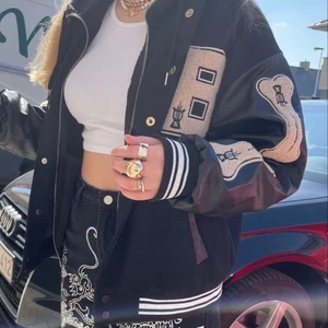 Varsity Jacket - Säljer jättefin oanvänd varsityjacka köpt för 770kr, säljs pga köpt i en annan färg. De två första bilderna är inte mina⚠️Passar mig som har S/36 fast blir oversized, kan passa andra storlekar