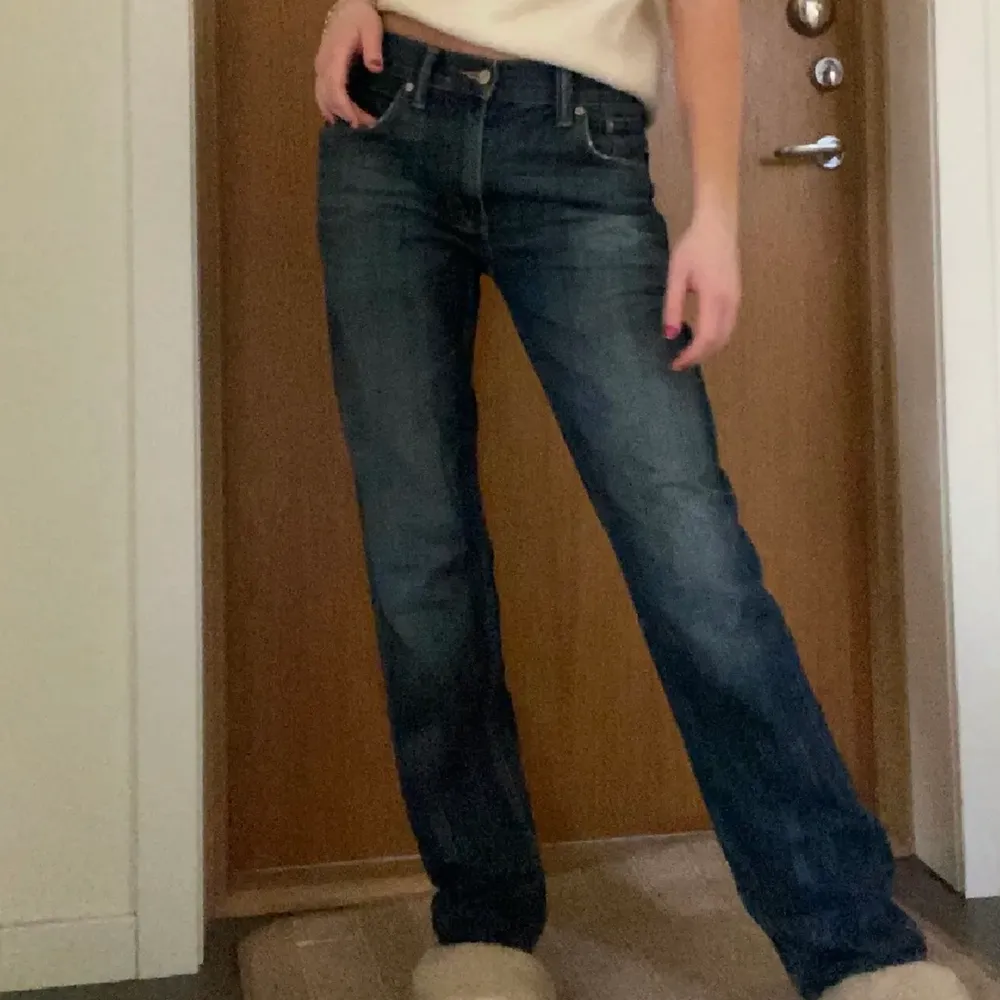 Levis jeans, jättefina dock insydda i midjan. Lånade bilder från tjejen jag köpte från. Frakten står köparen för, hör gärna av er vid frågor.. Jeans & Byxor.