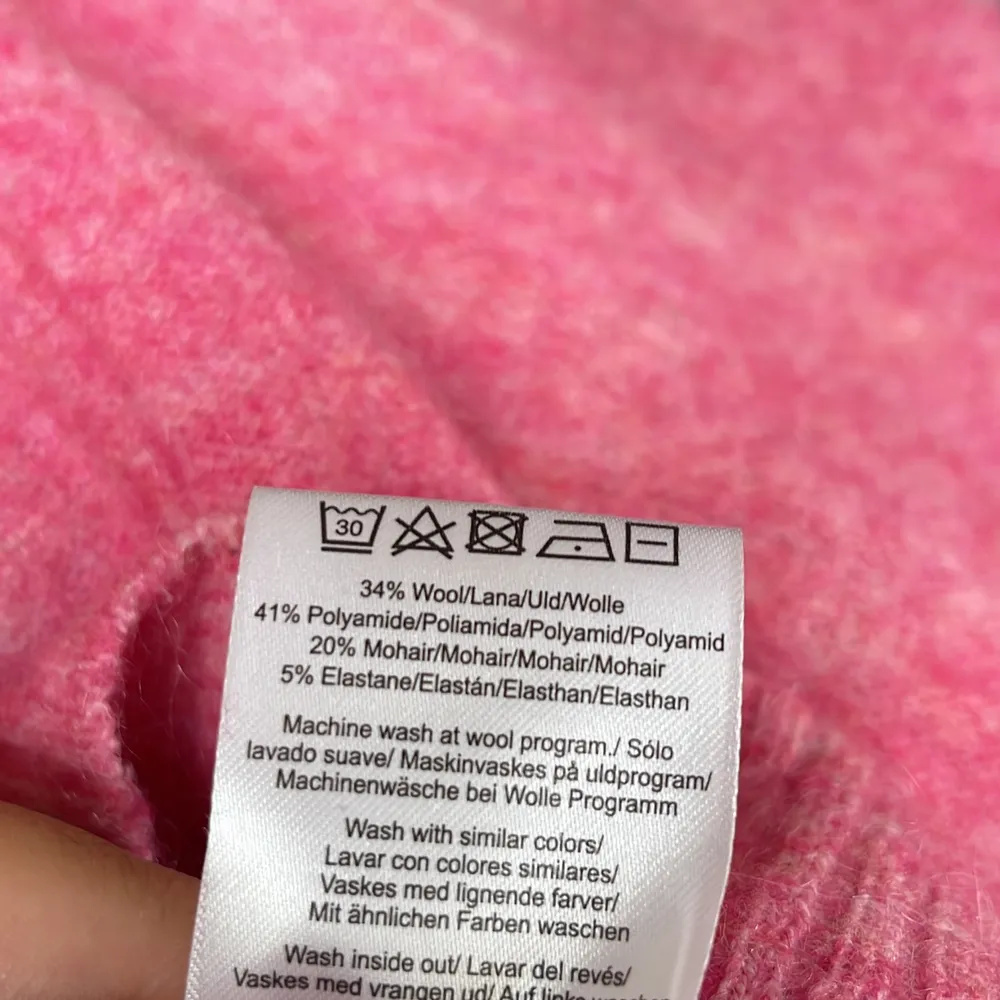 Tröja i ull från FREE/QUENT 💗 helt underbar färg, skiftar i olika nyanser av rosa och även orange. Budgivning eller köp dirket för 250kr. Frakt tillkommer på 49kr 📦🍂. Stickat.