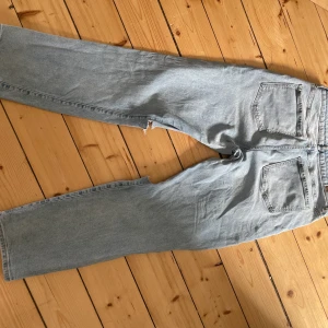 Jeans - Hej! Säljer ett par jätte fina Cubus jeans i storlek L. Använda ett par gånger och tycker om dem mycket. Köpta för 299 och säljer för 100kr. Köparen står för frakten. Köpta för 299 och sälj Kontakta för mer information, bilder och överenskommelse😁