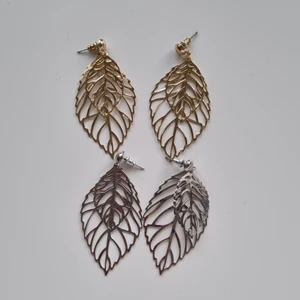 Blad örhängen - Blad örhängen i guld och silver i väldigt bra skick, aldrig använda. 20 kr/styck eller 35 för båda ❗️Köp inte direkt, jag tar swish❗️