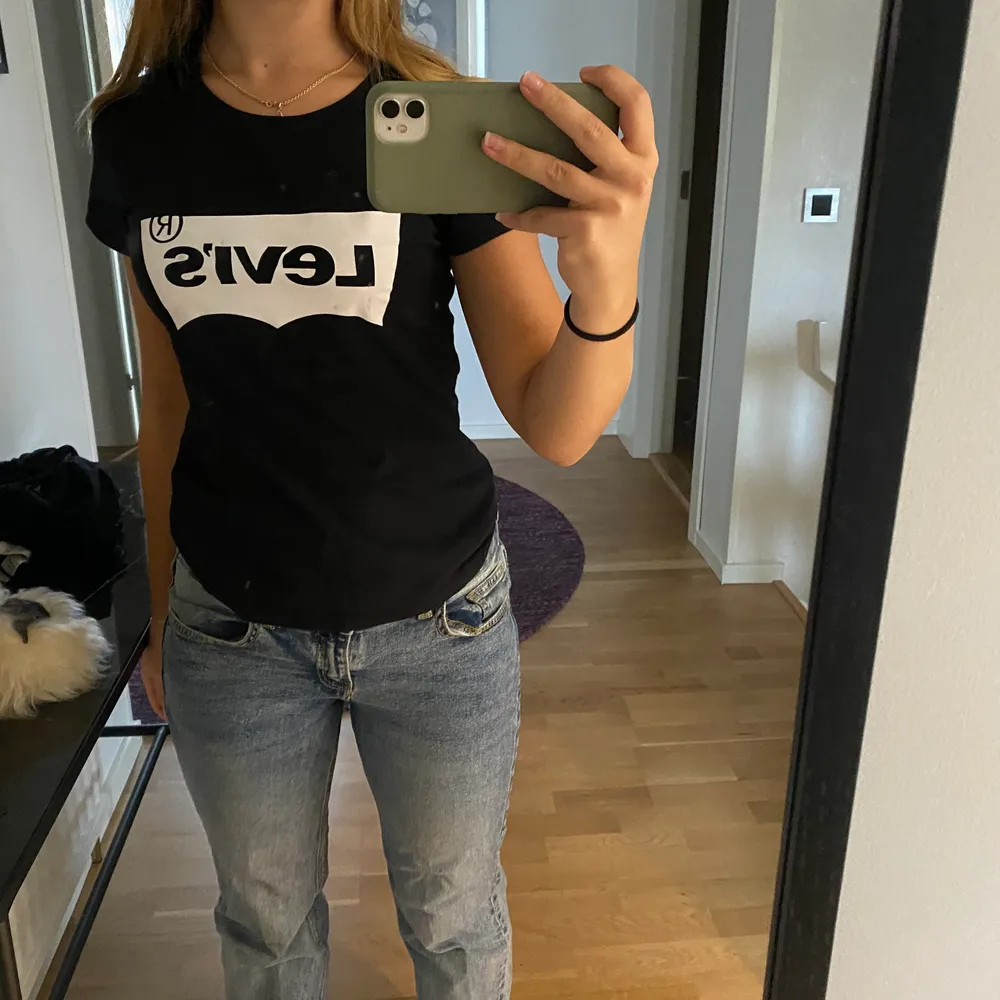 snygg svart Levis t-shirt som passar till det mesta, står ingen storlek men skulle säga att den passar någon med storlek xs/s 💗. T-shirts.