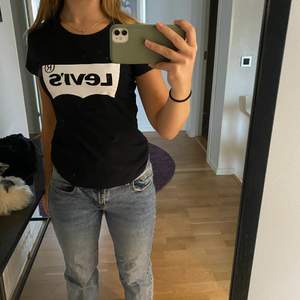 snygg svart Levis t-shirt som passar till det mesta, står ingen storlek men skulle säga att den passar någon med storlek xs/s 💗