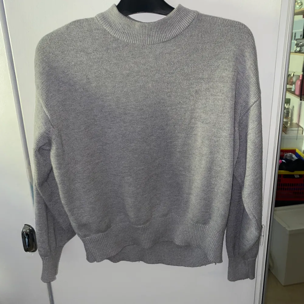 En grå stickad tröja från hm i storlek S. Den kommer inte till användning och är i bra skick . Tröjor & Koftor.