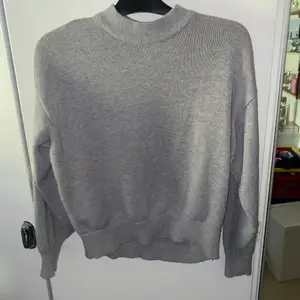 En grå stickad tröja från hm i storlek S. Den kommer inte till användning och är i bra skick 