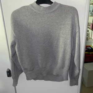Stickad tröja - En grå stickad tröja från hm i storlek S. Den kommer inte till användning och är i bra skick 