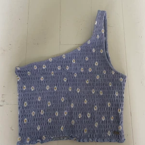 Söt topp - Jätte bekväm söt topp som funkar på fest, sitter jätte bra, är i m men sitter som s  Dm för bild på