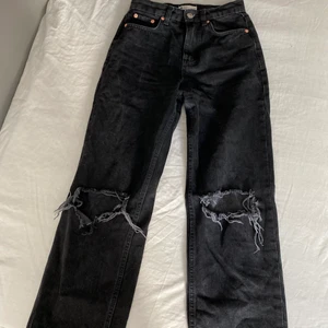 Jeans  - Jeans från Gina Tricot strl 34 Nypris 499kr mitt pris 99kr +frakt tillkommer   ANVÄNDA EN GÅNG! Mycket bra skick💖