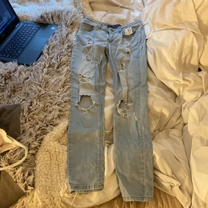Jeans  - Ljusblåa jeans i storlek xs, märke är oklart