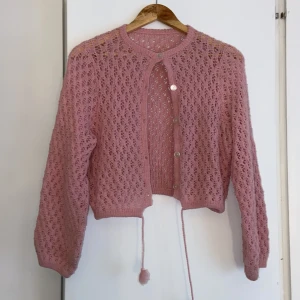 Stickad kofta - Rosa stickad kofta storlek ~S. Finns inga lappar eller nått på så oklart med storlek och märke. 