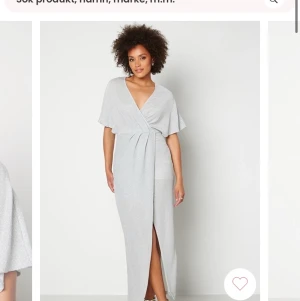 Silvrig Balklänning - Säljer denna superfina glittriga Balklänning ifrån Bubbleroom. Strl: 38 Oanvänd Tillverkad i en stretchig vacker kvalitet med lurex V-ringad, Omlott Foder i kjoldelen Dold dragkedja i sidan.