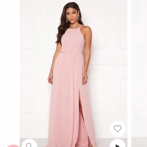 Rosa Balklänning - Säljer denna superfina rosa balklänning Oanvänd Strl: 38 Tillverkad i en stum kvalitét med vackert fall. Yttertyget är en tunn chiffong. Fodret är ett lite tjockade material för att inte klänningen skall bli genomskinlig,Försluts med en dold dragkedja