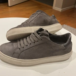 Arigato skor - Gråa arigato skor i storlek 39 i mycket bra skick! Sparsamt använda och nypris 2000 kr! Köparen står för frakt 