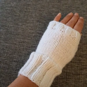 Nya vita torgvantar m lång mudd stl S-L - Nya vita sköna torgvantar. Detta par är halvlånga vid handleden och fingrarna. Stickade i ett garn som är varmt och skönt, men inte stickigt. Kan tvättas i 40 grader. Pris 97 kr, 110 kr inkl.frakt som vanligt brev. Lite dyrare vid spårbar frakt.