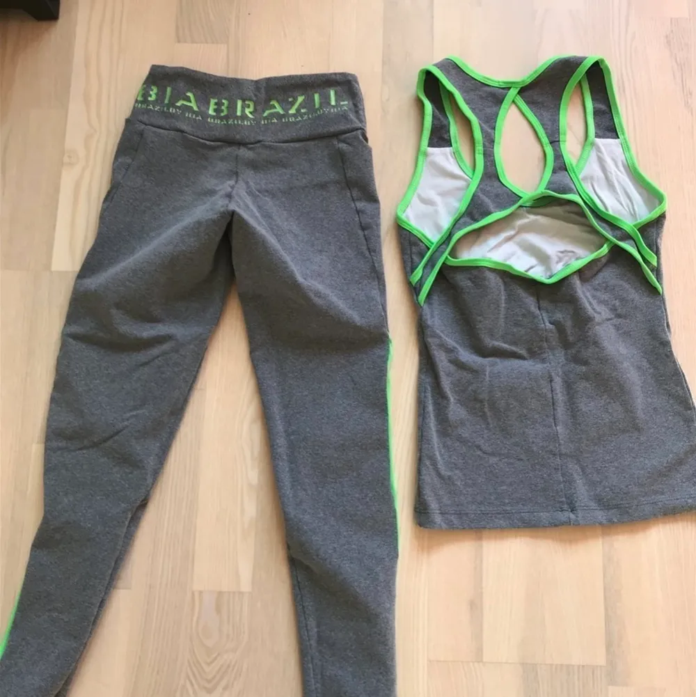 Bia brazil tights och linne i XS. Gråa med gröna detaljer, närbild på det gröna vid benen då det är ett luftigt material. Använt en gång, inga skavanker. Övrigt.